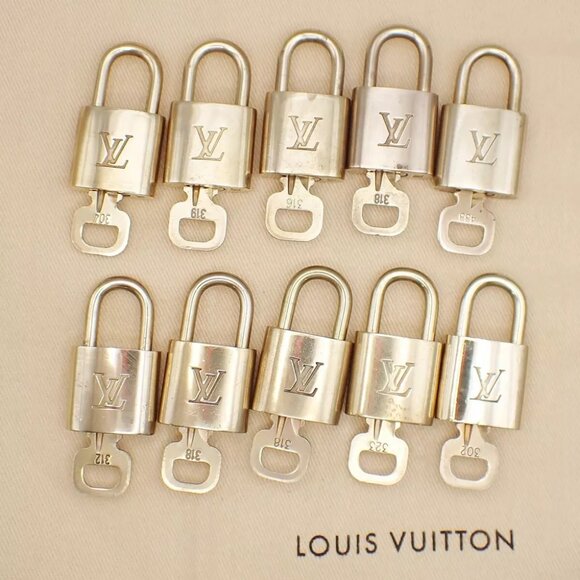 LOUIS VUITTON LV 10 SET PADLOCK CADENA KEY BAG CHARM GOLD PLATED FRANCE 37YE676 - Picture 1 of 4